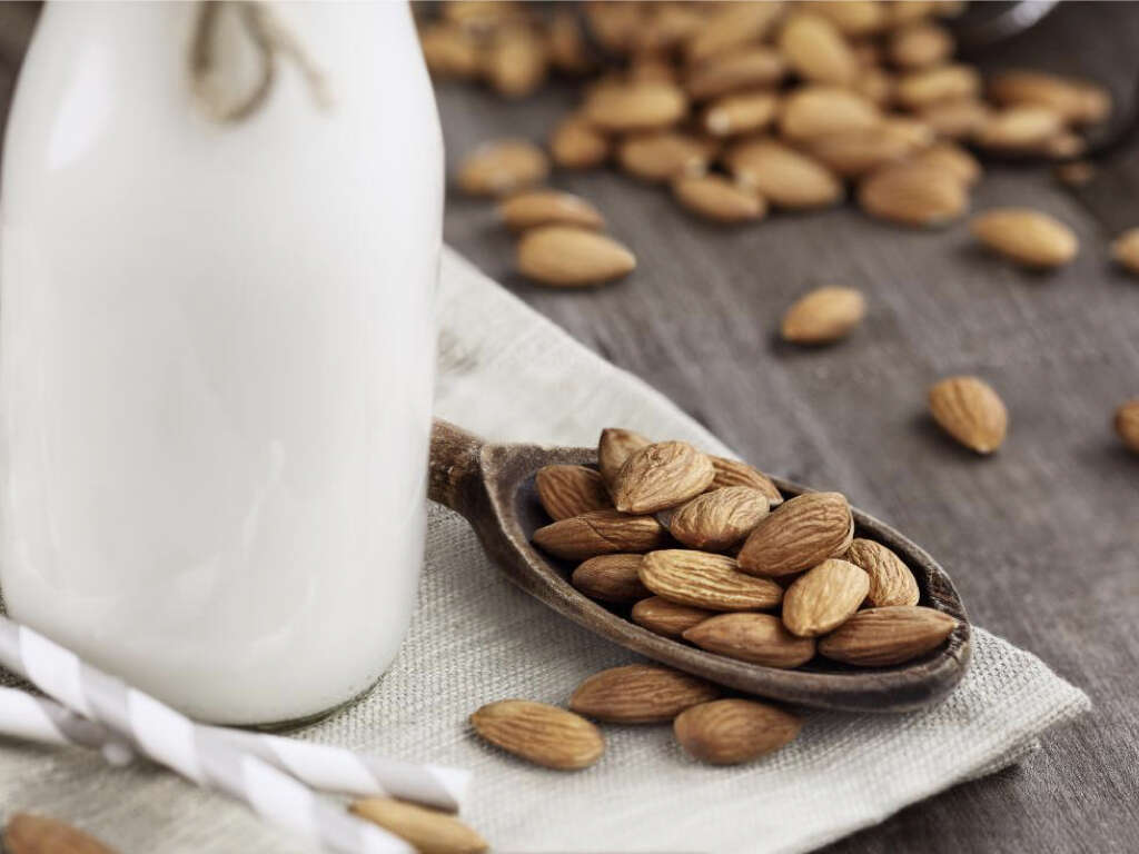 10 Health Benefits of Almond Milk