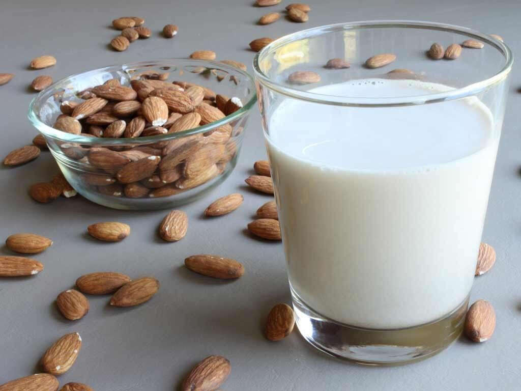 10 Benefits of Almond Milk
