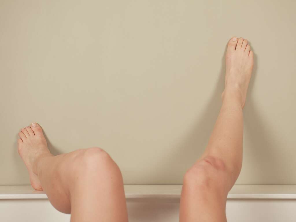 Девушка раздвинула ноги выставив своё влагалище для отлиза фото