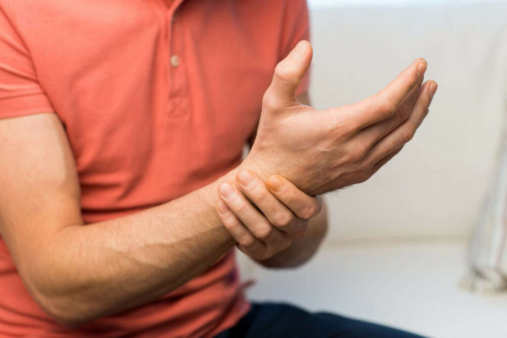 Sprained Wrist: 10 Symptoms of a Sprained Wrist